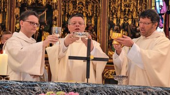 Erstmals assistierte Diakon Marco Lögering (von links) Pastor Stephan Schwegmann und Pastor Hartmut Sinnigen am Altar seiner Heimatgemeinde. Foto: Heinz Krüssel