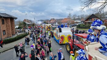 Rosenmontagsumzug 2024 aus Sicht einer Person auf einem Karnvalswagen