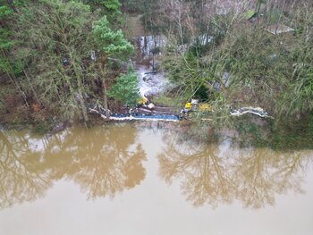 Luftbild - gestapelte Sandsäcke halten Wasser auf