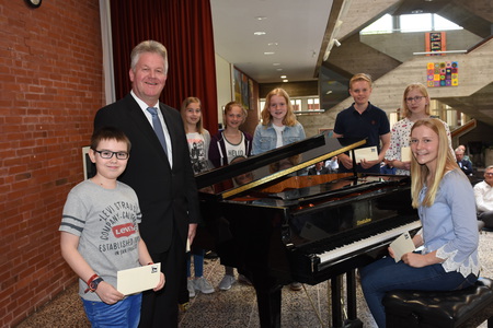 Nette Geste von Bürgermeister Bernhard Overberg: Nach der Veranstaltung überreichte er an die jungen Musiker der Musikschule des Emslandes für die gelungenen Beiträge kleine Präsente Bild: Ludger Jungeblut 