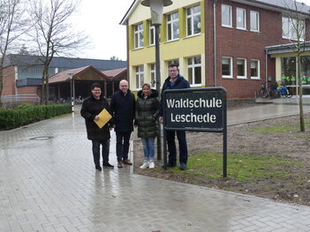 Vorstellung aller aktueller Investitionsmaßnahmen an der Waldschule Leschede, v.l. Melanie Sander, Fachbereichsleiterin Bildung, Bürgermeister Markus Silies, Jeanette Schulte und Jens Boermann, Schulleiter. Foto: Anne Bremenkamp