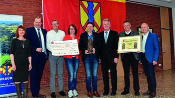 Strahlende Gesichter gab es bei der Verleihung des Ehrenamtspreises an die Kolpingsfamilie Emsbüren. Von links: Cia Croon, Bürgermeisterin in Emsbürens niederländischer Partnergemeinde Losser, MdB Albert Stegemann (CDU), Bernhard Weinberg (Geschäftsführer der Stadtwerke Schüttorf-Emsbüren), Maria Gutschner (stellvertretende Vorsitzende der Kolpingsfamilie), Marcus Drees (Vorsitzender der Kolpingsfamilie), Bürgermeister Bernhard Overberg, Präses Pfarrer Stephan Schwegmann und der stellvertretende Bürgermeister Markus Silies. Foto: Ludger Jungeblut