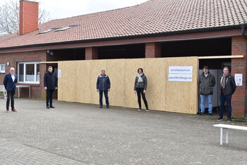 Das Bild zeigt die öffentliche Bekanntgabe des Corona Schnelltestzentrums im DRK Heim Elbergen