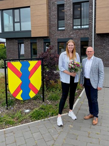 Jule Wilmes mit Bürgermeister Markus Silies