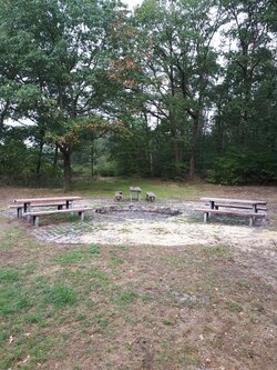 Das Bild zeigt drei Sitzgruppen auf dem Rastplatz Hünensteine Mehringen