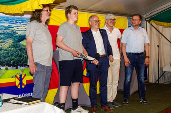 Henry Brüning wird ausgezeichnet für sein herausragendes Können am Schlagzeug sowie für den hervorragenden dritten Platz beim Bundeswettbewerb Jugend musiziert, hier mit Hermann-Josef Pieper, Rektor der Liudger Realschule (r.)