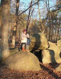 Das Bild zeigt Kinder auf den Hünensteinen Mehringen