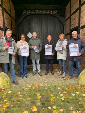 v.l. Hildegard Siemer (Gemeinde, VVV), Mia Gutschner (Kolping), Jürgen Wisse (Bildungsinitiative), Markus Silies (Bürgermeister), Ingrid Teipen (Gemeinde, VVV), Christoph Franke (Bildungsinitiative).