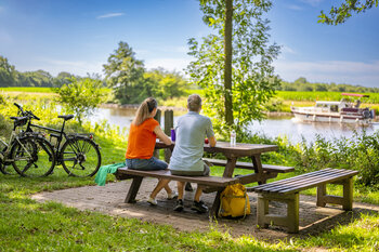 Radfahrende am Dortmund-Ems-Kanal, Rastplatz nahe Haren ©Emsland Tourismus GmbH