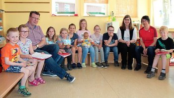 „Wi proat Platt, wi traut us dat!“: Die Kinder der Plattdeutsch-AG an der Waldschule Leschede in Emsbüren begeisterten mit ihrem Auftritt Schulleiter Jens Boermann, die Plattdeutschbeauftragte Linda Wilken von der Emsländischen Landschaft e. V. sowie AG-Leiterin Elisabeth Löcken (v. l.). Foto: Anne Bremenkamp