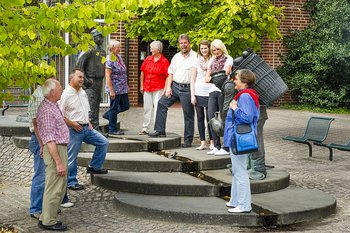 Herzog- und Kumpantour in Emsbüren – Gruppe am Herzog- und Kumpan-Brunnen ©VVV Emsbüren e