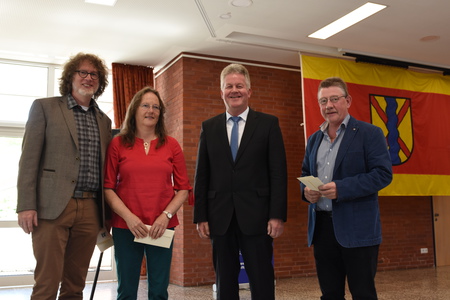 Die musikalischen Beiträge wurden vorbereitet von der Musikschule des Emslandes: Manfred Hachmer, Irene Heck-Hachmer, Bernhard Gortheil und Isolde Schulz (nicht im Bild), hier mit Bürgermeister Bernhard Overberg. Bild: Ludger Jungeblut 