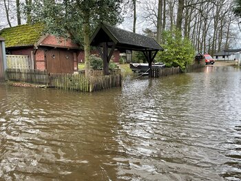 Wasser steht auf den Straßen, bis in die Gärten