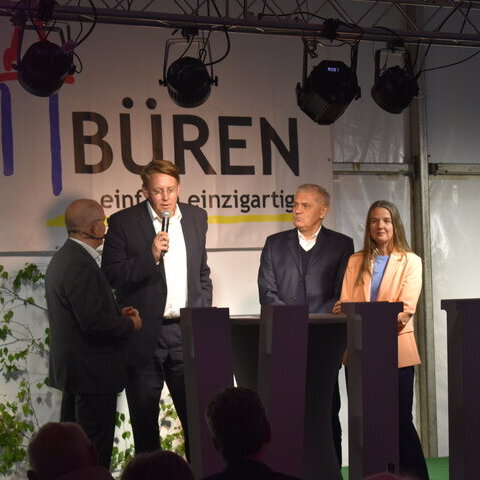 Talkrunde während des Bürgerempfangs Emsbüren, v.l. Bürgermeister Markus Silies, Landrat Marc-André Burgdorf, Christoph Kreutzmann und Dr. Hannah Timmer     Foto: Gemeinde Emsbüren