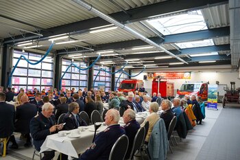 Geladene Gäste bei der Einweihungsfeier der neuen Feuerwehrfahrzeuge