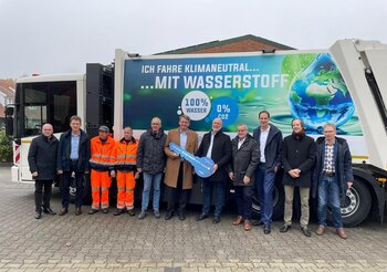 Gruppenfoto vor dem Müllfahrzeug