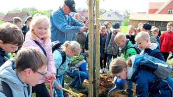 Mit Eifer und Begeisterung waren die fleißigen Schaufler und Gießer am Tag des Baumes auf dem Gelände des Heimathofes Emsbüren beim Baumpflanzen dabei. Foto: Anne Bremenkamp