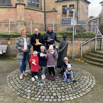 Foto: von links Ingrid Teipen, Markus Silies, Klaus Hofschröer mit Kindern aus Emsbüren