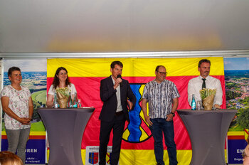 Talkrunde mit Sylvia Backers, Dezernatsleiterin des Amtes für regionale Landesentwicklung (2. v. l.), moderiert von Oliver Hindricks (mitte) und Vertretern der EmsTalDörfer, hier aus Listrup, Elbergen und Bernte.