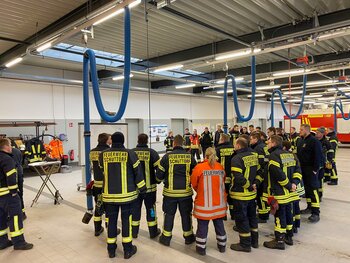 Feuerwehrleute aus den umliegenden Gemeinden zur Unterstützung in Emsbüren