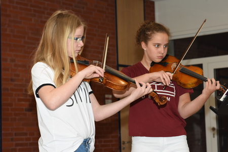 Mit ihren musikalischen Einlagen begeisterten Schüler der Musikschule des Emslandes die Gäste des Jsahresempfangs. Im Bild Meret Kaiser (links) und Ada Korte. Bild: Ludger Jungeblut