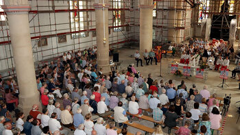 Das Foto zeigt die Besucher des Baustellengottesdienstes