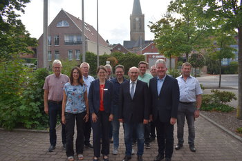 Norbert Wenker und Sylvia Backers überbringen gemeinsam mit Bürgermeister Bernhard Overberg und seinem Allgemeinen Vertreter Ernst Müller die frohe Botschaft an die Ortsbürgermeister der Emstaldörfer.