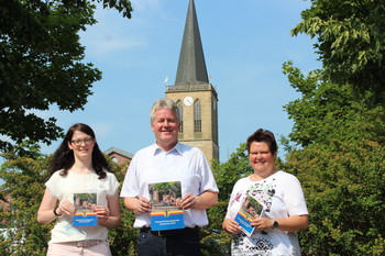 Bild: Birgit Frömming (links), Bürgermeister Bernhard Overberg und Melanie Sander freuen sich über das neue Ferienprogramm für die Sommerferien 2018 in Emsbüren. Foto: Anne Bremenkamp