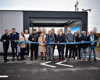 Gruppenfoto von der Eröffnung der NIO Batteriewechselstation