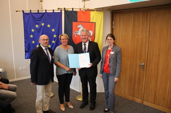 v. l.: Norbert Wencker, Dezernatsleiter des Amtes für regionale Landesentwicklung Weser-Ems; Landwirtschaftsministerin Barbara Otte-Kinast; Bürgermeister Bernhard Overberg; Sylvia Backers, Dezernatsteilleiterin des Amtes für regionale Landesentwicklung Weser-Ems, Geschäftsstelle Meppen