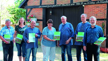 Bild: Die Chronik zum 50-jährigen Jubiläum des Heimatvereins Kirchspiel Emsbüren überreichte das Redaktionsteam dem Vorstand. Foto: Anne Bremenkamp