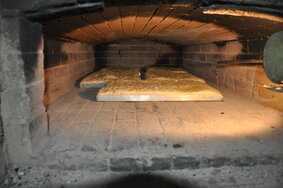 POI_13_Backhaus_DSC_0171_butterkuchen wird gebacken