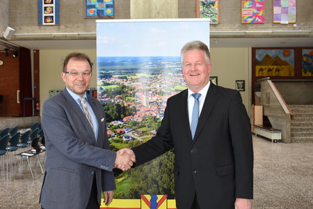 Herzlich hieß Rektor Hermann-Josef Pieper (links) Bürgermeister Bernhard Overberg zum Jahresempfang in der Aula der Liudger-Realschule willkommen. Bild: Ludger Jungeblut