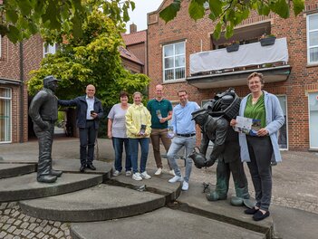 Arbeitsgruppe Tour Zeitsteine vor dem Brunnen Herzog und Kumpan