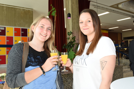 Am Jahresempfang der Gemeinde Emsbüren nahmen auch Vanessa Voss (rechts) und Bianca Feldmann, Erzieherinnen in der Kita St. Andreas, teil. Bild: Ludger Jungeblut