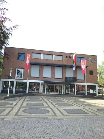 Rathaus Losser, Frontblick auf die Fassade mit dem Marktplatz davor