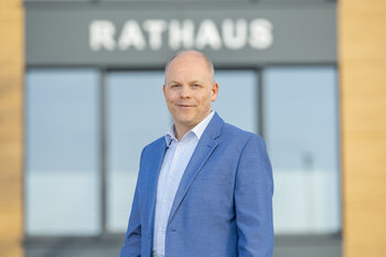 Portrait vom Bürgermeister Markus Silies vor dem Emsbürener Rathaus